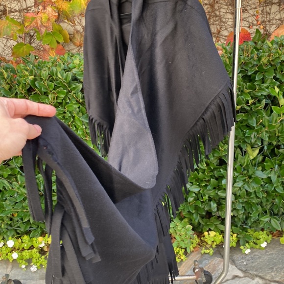 Shamask Cashmere and wool thick black fringe cape - Picture 8 of 14
